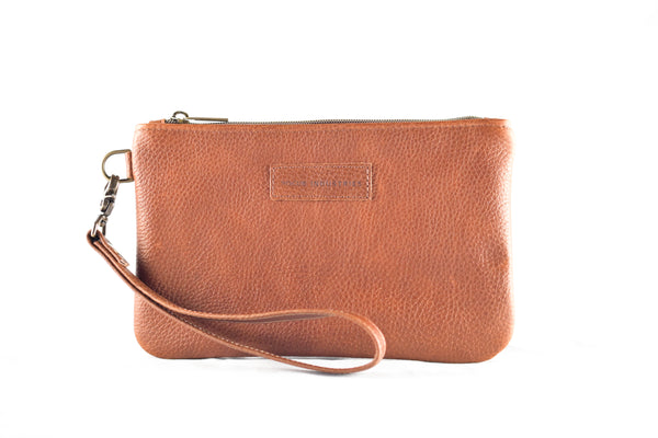 This Rogue Industries Fore Street Tote Bag, expertly crafted from full-grain leather, features a zipper and detachable strap.